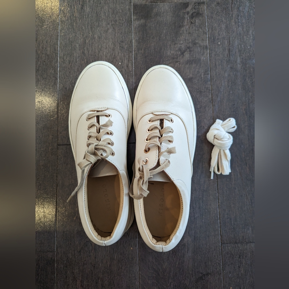 Nisolo tan sneakers with extra laces